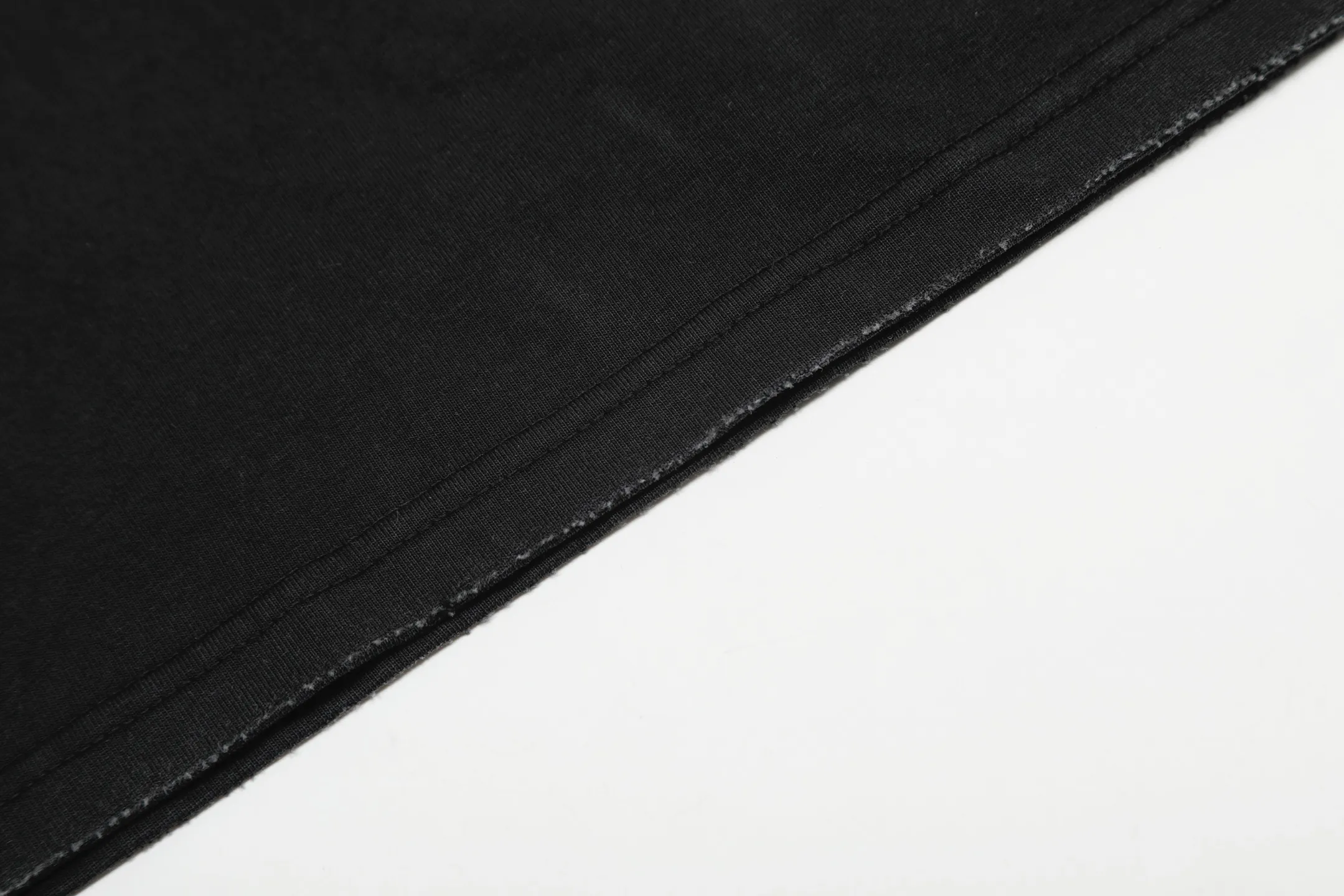pt model number #G1002 P110 GALLERY DEPT. Old and frayed sleeveless waistcoat short sleeves. Basic black and gold letter printing. Made of 280G double yarn pure cotton. The fabric is comfortable and stylish. After washing and distressing, the upper body becomes more fashionable and cool. The collar and hem are frayed. The US version is too large. Color: washed black. Size S/M/L/XL